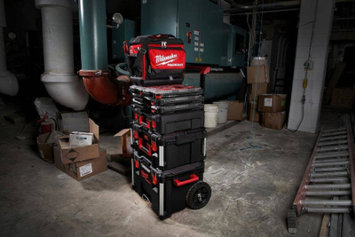 Çantë pune Milwaukee Packout Hard Bottom, 240x330x380 mm, me rrip shpatulle, e kuqe me të zezë