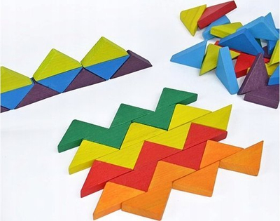 Mozaik druri KuKibik Wooden Mosaic Triangles, 64 copa, 30 karta detyrash, shumëngjyrësh