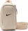 Çantë krahu Nike Essentials Crossbody F126, rrip i rregullueshëm, xhep me zinxhir, bezhë