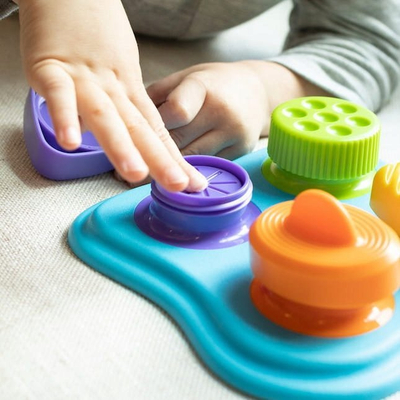 Lodër sensoriale Fat Brain Toys Lidzy, 18m+, me kapakë që rrotullohen, shumëngjyrëshe