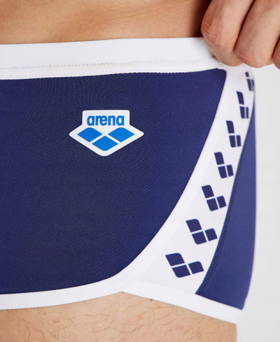 Rroba banje çunash Arena Icons Solid Low Waist, MaxLife Eco, që s’i gjen gjë nga klori, blu me të bardhë