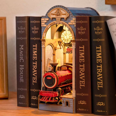 Set dekorativ DIY Menkind Book Nook Wonderland Time Travel, komplet miniaturë për raft librash, shumëngjyrësh