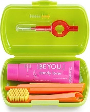 Сет за патување за заби Curaprox Travel Set, четка за заби ултра мека, паста за заби BE YOU, зелена