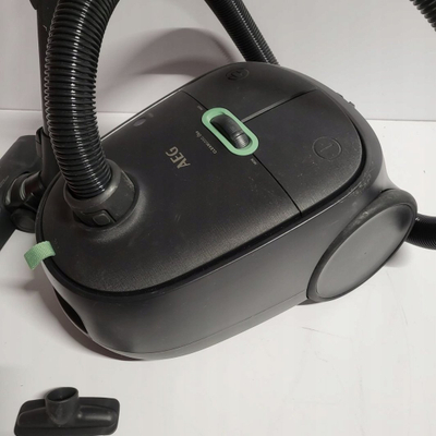 Fshesë me korent AEG Clean 6000 ECO AB61C2OKO, me thes, trup prej 65% plastike të ricikluar, gri