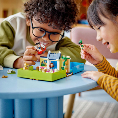 Lodër LEGO Disney Peter Pan dhe Wendy Libri i Aventurave 43220, set ndërtimi për lojë e fantazi, për kalamaj 5+