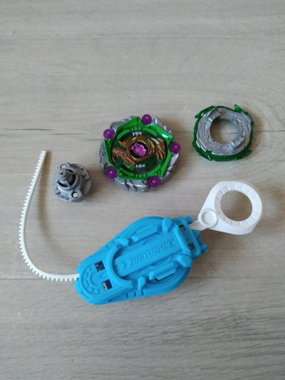 Lodër Beyblade Burst Surge Curse Devolos D6, Starter Pack, me launcher, shumëngjyrëshe