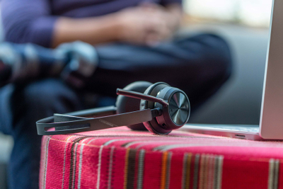 Слушалки без кабел Poly Voyager Focus 2, Microsoft Teams, USB C со станица за полнење, црна