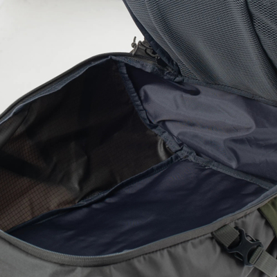 Çantë shpine Alpis, 35L, material ripstop që s’e kap kollaj uji, e zezë