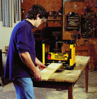 Rende druri Dewalt DW733, 1800W, fugëruese trashezuese, e verdhë