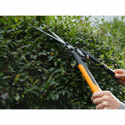 Gërshërë gardhi Fiskars X-Series DualAction SX96, 65cm, doreza FiberComp, portokalli e zezë