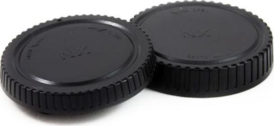 Kapak trupi dhe objektivi JJC për Samsung NX, set 2 copë, plastikë e zezë