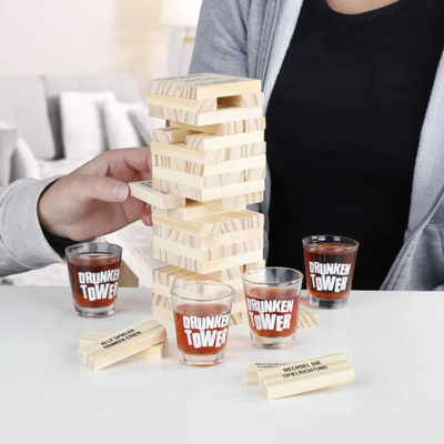 Loja tavoline HI Drunken Tower, kullë me blloqe druri, gota xhami për shot, ngjyrë natyrale