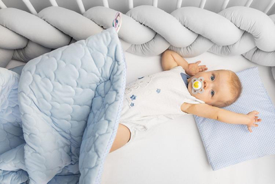 Mburojë krevati për bebe Sensillo Braid, 210 cm, pambuk, ngjyrë mint
