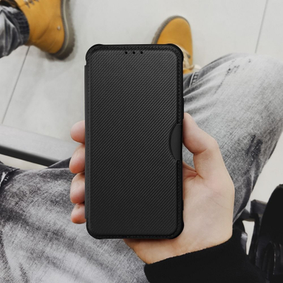 Këllëf librë Futera Razor për Samsung Galaxy A13, efekt karboni, me xhep për kartë, i zi