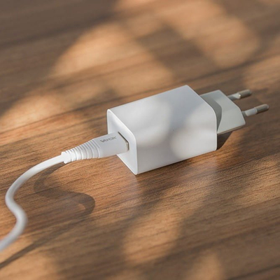Karikues muri Vayox VA0051, 5V 2.1A, me kabllo Micro USB 1m, i bardhë