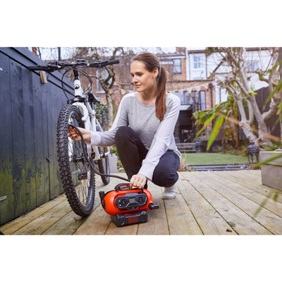 Kompresor ajri Black&Decker BDBDCINF18N, 18V, ekran digjital, portokalli