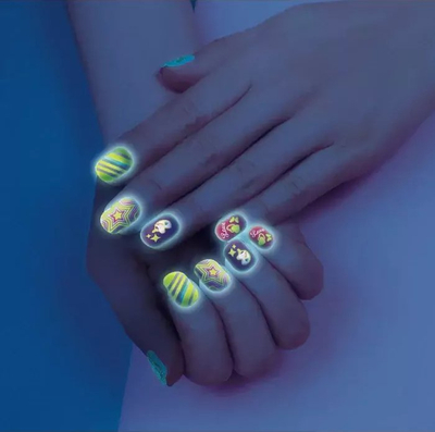 Set manikyri për fëmijë Clementoni Crazy Chic Shiny Nails, Glow in the Dark, me llakë dhe ngjitëse, shumëngjyrësh