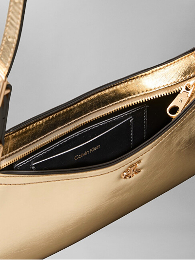 Çantë shpatulle Calvin Klein Shoulder Bag With Metallic Look, 26x11x4cm, efekt metalik, e argjendtë