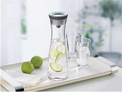 Карафа за вода WMF Basic, 1.5L, стакло, капак од челик и силикон, црна