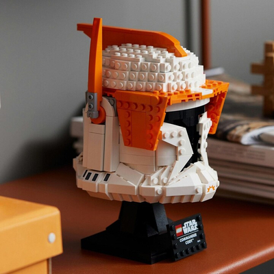 Set LEGO Star Wars 75350 Helmet komandanti i kloneve Cody, 766 copa, dekor për t’u mbledh, portokalli me të bardhë