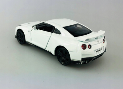 Makina Nissan GT-R R35 2017 White Daffi në shkallë, e bardhë