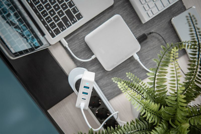 Karikues universal Digitus me 4 porta, USB C edhe USB A, 100W, i bardhë