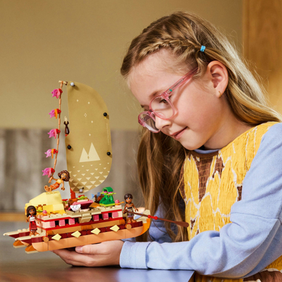 Lodra LEGO Disney Moana’s Adventure Canoe 43270, set për ndërtim, për kalamaj