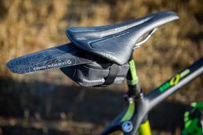 Mbrojtëse ndenjëse biçiklete Blackburn Barrier Seat Fender, montohet nën shalë, plastike, e zezë