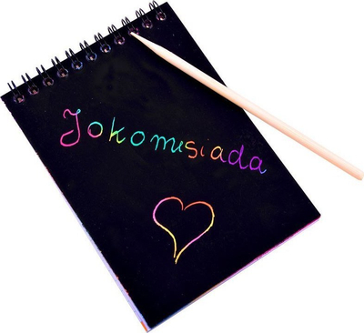 Bllok shënimesh Jokomisiada ZA3913, Rainbow Scratch, format A6, me stilus druri, i zi