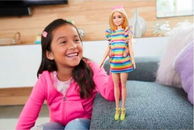 Kukull Barbie Fashionistas bionde, me aparat në dhëmbë, me fustan shumëngjyrësh