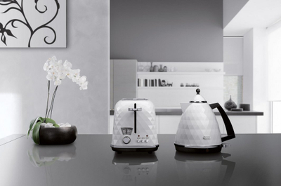 Vluese uji DeLonghi Brillante KBJ 2001, i bardhë