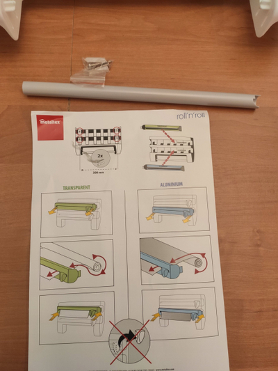 Dispenser muri Metaltex Roll n Roll, për 3 role, me thika për prerje, i bardhë