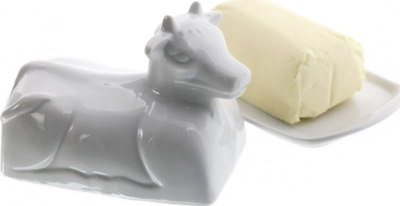 Kuti gjalpi porcelani, formë lope, me kapak, e bardhë
