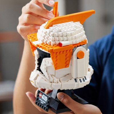 Set LEGO Star Wars 75350 Helmet komandanti i kloneve Cody, 766 copa, dekor për t’u mbledh, portokalli me të bardhë