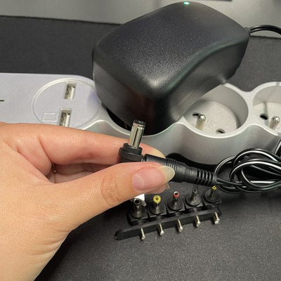 Karikues universal rryme, i rregullueshëm 3-12V, 30W, me USB dhe 6 koka, i zi