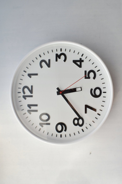 Orë murale EuroTime 82321 Quartz, stil klasik, e bardhë