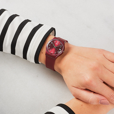 Orë dore Swatch Redbaya GR405