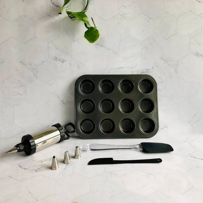 Set për muffins Kinvara Baking Pan X6, tavë 12 muffins, aksesorë dekorimi, shumëngjyrësh