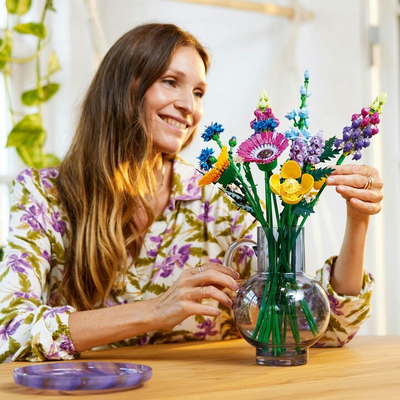 Букетот LEGO® Icons 10313 Meadow Flower Bouquet, цвеќе од ливада