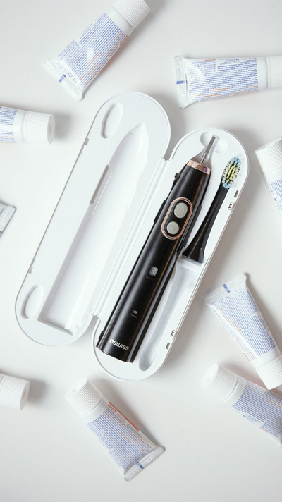 Brushë për dhëmbë 4Swiss Sensitive Care ST212 Golden Edition, e zezë