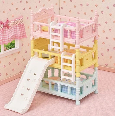Set lodrash Sylvanian Families Triple Bunk Beds, 3 krevate marinarë me kate, me gjithë aksesorët, shumëngjyrësh