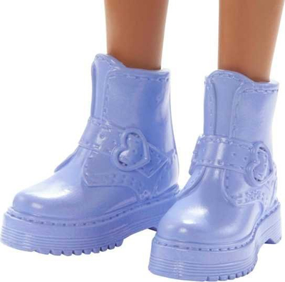 Kukull Barbie Fashionistas me flokë kaçurrel kafe, fustan Good Vibes, çizme lejla