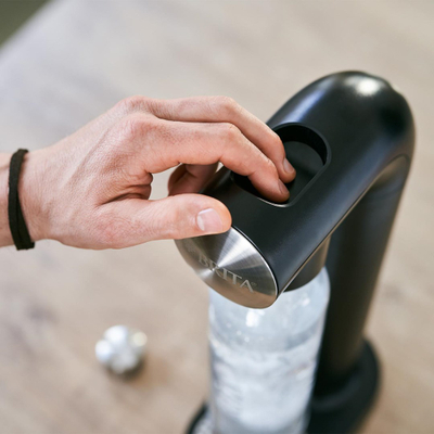 Aparat për ujë me gaz Brita SodaONE, shishe PET, kompakt, i zi dhe argjendtë