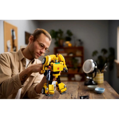 Set ndërtimi LEGO Icons Transformers Bumblebee 10338, 950 pjesë, model konvertues, i verdhë