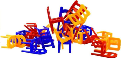 Loja me karrige “Falling Chairs”, ndërtim kulle, shumëngjyrëshe
