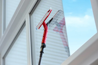 Shtrydhëse dritaresh Vileda Window Squeegee 128782, dorezë teleskopike, plastike, e kuqe