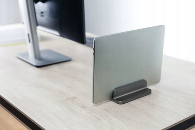 Mbajtëse vertikale për laptop dhe tablet ESTUFF GLB229000, e rregullueshme 11–45 mm, alumin, gri e errët
