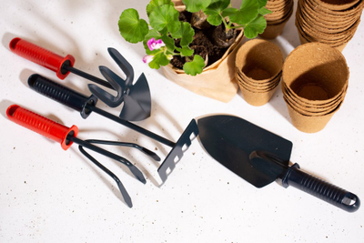 Set veglash kopshti Iittala Garden Tool Set, 4 copë, metal, doreza plastike të kuqe