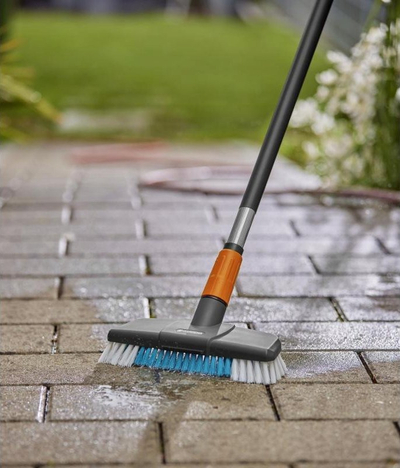 Четка за чистење со шипка Gardena Cleansystem, 90cm, приклучок за црево за вода, сива