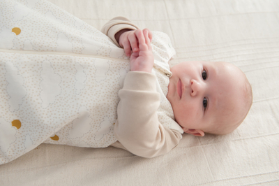 Vreçë gjumi për bebe Kenguru Gold Cloud, TOG 0.5, 4-8m, e bardhë